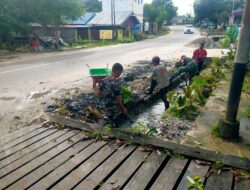 Koramil 1013-01/Gunung Timang Bersama Warga Gotong Royong Bersihkan Selokan