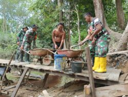 Atasi Kesulitan Rakyat Koramil 1013-07/Murung Bantu Bangun Jembatan Warga