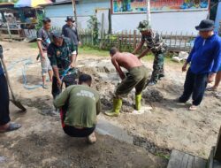 Bahu Membahu Bersama Warga Koramil 1013-09 Permata Intan Karya Bhakti Lakukan Pengerasan Jalan