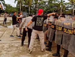 Polres Mura Simulasi Sispamkota Amankan Perusuh Pilkada
