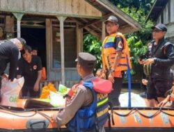 BPBD Mura Bersama Polsek Permata Intan Serahkan Bansos Untuk Korban Banjir di Desa Tumbang Salio