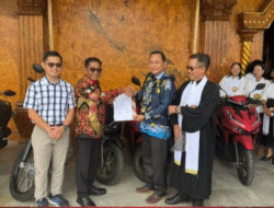 Memperkuat Jangkauan Pelayanan Terpencil, Pemkab Mura Serahkan Kendaraan Operasional kepada Jemaat GKE ​