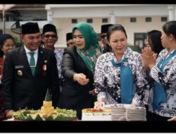 Dukungan Legislatif Kuat, Dina Maulidah, Wakil Ketua I DPRD Mura Hadiri Upacara Hari Guru Nasional