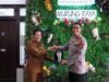 Simbol Penghormatan, Pemkab Mura Serahkan Mandau dan Plakat kepada Wakapolda Kalteng