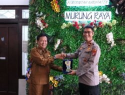 Simbol Penghormatan, Pemkab Mura Serahkan Mandau dan Plakat kepada Wakapolda Kalteng