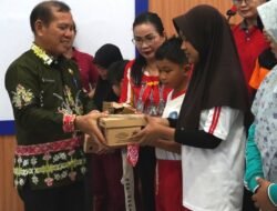 Wujudkan SDM Unggul, Pemkab Mura Serahkan Bantuan Sepatu untuk Siswa