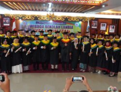 Bupati Heriyus Tegaskan Belajar Tak Kenal Usia di Wisuda Sekolah Lansia Mura