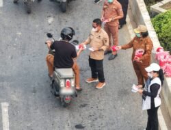 Bupati Mura Turun Jalan Bagikan Masker Cegah Dampak Kabut Asap