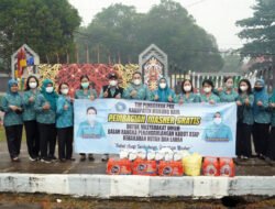 TP-PKK Mura Turun ke Jalan Bagikan Masker dan Air Mineral di Bundaran Emas