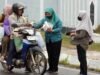 Kepedulian TP-PKK Mura, Bagikan Masker untuk Warga di Bundaran Emas