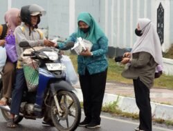 Kepedulian TP-PKK Mura, Bagikan Masker untuk Warga di Bundaran Emas